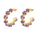 Dettaglio di orecchini a C dorati con pietre di zirconia viola a taglio quadrato - Zirconia Viola (MS-498)