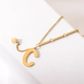 Collier en acier titane doré avec pendentif lettre C majuscule et breloque cube chic - Or Lettre C (8847)