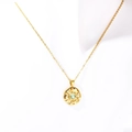 Collana dorata con ciondolo a moneta martellata e pietra portafortuna verde - Dicembre