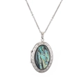 Detailopname van ovale medaillon ketting met natuurlijke abalone schelp en zilveren ketting - Grote Ovaal