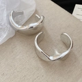 Dettaglio di bracciali a ferro di cavallo argento su sfondo di lino minimalista - Stile Argento Intrecciato Spesso (7#)