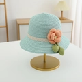 Nahaufnahme von minzgrünem Strohhut mit 3D-Stoffblumen und gepunktetem Band für Mädchen - Hut / Blauem Hut
