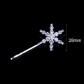 Dettaglio di un fermaglio a fiocco di neve argento da 28mm con strass su sfondo nero riflettente - Stile Piccola Stella d'Argento (28mm)