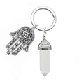 Detailansicht der Hamsa-Hand und Hex-Kristall-Anhänger an einem silbernen Schlüsselring - Bergkristall