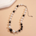 Dettaglio della collana di perle finte bianche e nere con catena di estensione argento - Collana / Nero