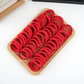 Set de 50 gomas de pelo rojas de alta elasticidad sin costuras en bandeja de madera - 50 Piezas / Rojo