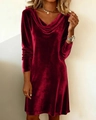 Détail de robe en velours rouge bordeaux avec col bénitier élégant et texture douce - Bordeaux