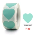 Dettaglio di adesivi a cuore verde menta in rotolo con etichetta misura 2,5 cm - F-23 Verde Menta Cuore