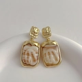 Boucles d'oreilles carrées minimalistes en résine avec métal doré et marbre - Beige
