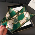 Zijden sjaal met stippen en geometrisch patroon in groen en rood op displayblad - 147x14cm / Groene Rand