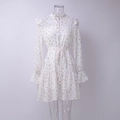 Dettaglio del colletto a balze con lacci e tessuto in chiffon floreale su vestito - L / Bianco