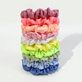 Lot de 10 chouchous en satin arc-en-ciel avec texture soyeuse sur fond blanc - Dégradé Arc-en-ciel