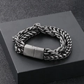 Detail eines mehrlagigen geflochtenen Kettenarmbands in Antiksilber mit Magnetverschluss - Altsilber (KB91534-BD) / 19cm