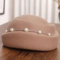 Primer plano de boina de lana camello con cadena de diamantes de imitación y perlas - M (56-58cm) / Boina con Cadena de Perlas y Diamantes / Camel