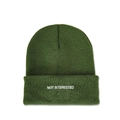 Dettaglio del ricamo bianco NOT INTERESTED sul berretto in maglia verde scuro - M (56-58cm) / Verde Militare