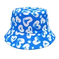 Detail van een felblauwe vissershoed met witte hartpatronen en versterkte stiksels - M (56-58cm) / Blauw
