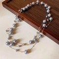 Collier à trois rangs de perles grises avec chaîne dorée et perles variées - Collier-Or-Gris-Perle