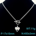Collana in acciaio inossidabile con fibbia OT e ciondolo a cuore su manichino - Collana Color Acciaio (KN291901-Z)