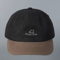 Dettaglio del ricamo dell'auto Peaceful su questo cappello da baseball bicolore casual - M (56-58cm) / Nero