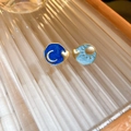 Détail de boucles d'oreilles asymétriques soleil et lune avec émail bleu - Lune soleil bleu étoile (Silver Earring Post)
