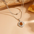Détail d'un collier argenté à deux rangs avec pendentif en pierre brune et décor en bois rustique - Oeil de Chat Motif Gravé Couleur Acier (K805)