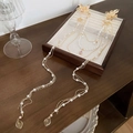Dettaglio di fermagli per capelli a fiore oro con lunghe nappe di perle su legno - Molletta per Capelli a Fiore-Oro (HH2298)