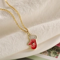 Detail van de rode emaille kerstsok hanger ketting met gouden ketting en kristallen - Kerstsok