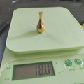 Mini vase Ruyi doré porte-encens pesant 18,0g sur une balance électronique - Bouteille C / Forme Col Long