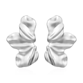 Primer plano de pendientes de pétalos plateados con textura ondulada brillante y pulida - Forma de Flor / Color Acero
