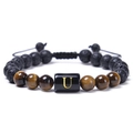 Détail du bracelet en œil de tigre et pierre de lave avec lettre U dorée - Style Lettre U