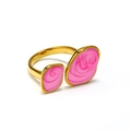 Detalle de incrustación de mármol rosa en anillo abierto asimétrico chapado en oro - US 6 / Oro Esmalte Rosa