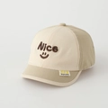 Détail d'une casquette beige bicolore pour enfant avec broderie Nice et un visage souriant - 50cm (1-3 ans) / Kaki/Beige Color Block