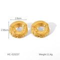 Vista detallada de pendientes de acero inoxidable dorados de 18K con textura martillada - Estilo de Textura Martillada Redonda (HC-E10237)
