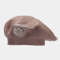 Dettaglio del fiore 3D laterale e degli strass di cristallo sul berretto in maglia - Taglia unica / Cachi