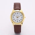 Dettaglio dell'orologio al quarzo con cinturino in pelle marrone e cassa dorata su bianco - Cassa in Oro da Uomo Cinturino Caffè