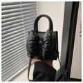 Detailansicht der schwarzen PU-Lederhandtasche mit großer 3D-Schleife und rundem Griff - Schwarz