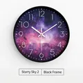 Wanduhr Sternenhimmel mit lila Galaxie-Zifferblatt und schwarzem Rahmen für modern Deko - Sternenhimmel Nr. 2 / Schwarzer Rahmen