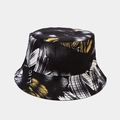 Détail d'un bob avec imprimé vache abstrait et texte brodé sur le bord du chapeau - M (56-58cm) / Motif de Coup de Pinceau d'Art Abstrait (Couleur N° 6)