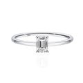 Anillo minimalista de plata S925 con moissanita corte esmeralda sobre fondo blanco puro - US 9 / Color Platino (Circonita)