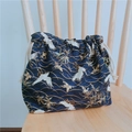Détail d'un sac à bento japonais bleu foncé avec des motifs de grues et de vagues - Oiseau Bleu