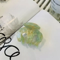 Pince à cheveux élégante en acétate avec motifs marbrés verts et jaunes sur fond blanc - Environ 6cm / Fleuri Vert