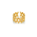 Detailansicht eines vergoldeten Edelstahlrings mit geraffter Textur und Perlenimitat - Kontinuierliches Muster Design / Gold