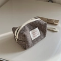 Details der braunen Fischgräten-Wolltasche mit bunten Punkten und weißem Reißverschluss - Braun