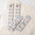 Chaussettes hautes en polaire corail à rayures brunes avec une jolie décoration d'ours - Chien Kaki à Rayures Blanches et Grises