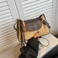 Sac bandoulière rétro beige avec bordure en cuir marron et pendentif raquette de tennis - Avec Pendentif / Kaki