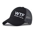 Dettaglio cappello trucker nero con rete grigia traspirante e stampa bianca WTF - Regolabile / WTF Nero Maglia Grigia