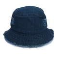Dettaglio cappello alla pescatora in denim blu scuro con bordi sfrangiati e strappi - Taglia unica / Blu Denim