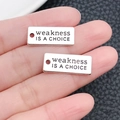 Silberner Legierungsanhänger mit graviertem Zitat Weakness Is A Choice - Antiksilber Weaknessisachoice Buchstabenanhänger (9834)