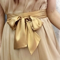 Champagnergoldener Satin-Schleifengürtel kombiniert mit einem leichten Tüllkleid - Gold