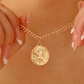 Collier céleste doré avec pendentifs lune et étoile et pierres bleues sur chaîne cubaine - Pendentif Grosse Pièce Étoile Lune Gemme Bleue Doré (1848)